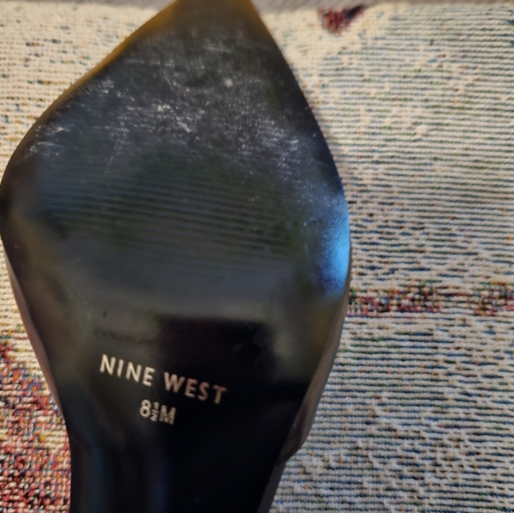 Ladies black heel - Picture 2 of 4